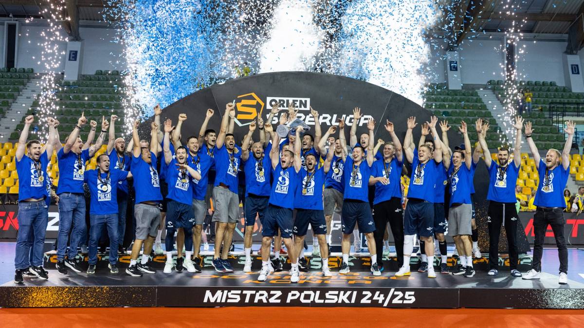 Drużyna ORLEN Wisły Płock świętuje zdobycie mistrzostwa Polski 2024/2025 na podium z konfetti i fajerwerkami.