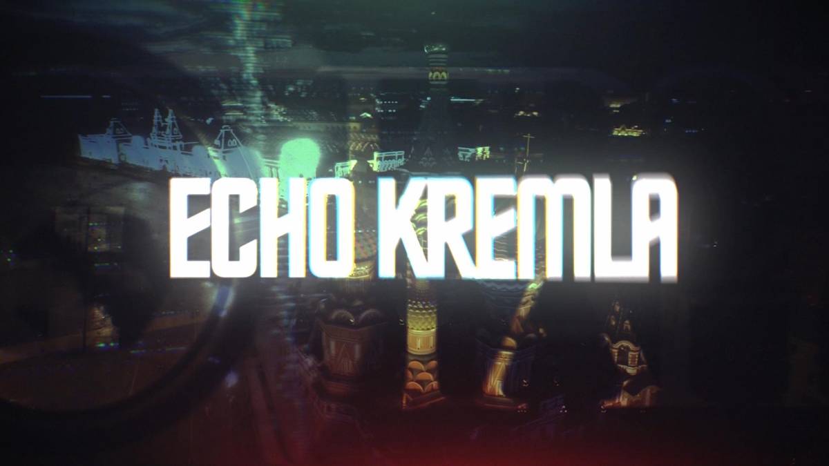 Napis ECHO KREMIA w białych neonowych literach na ciemnym tle z rozmytymi światłami