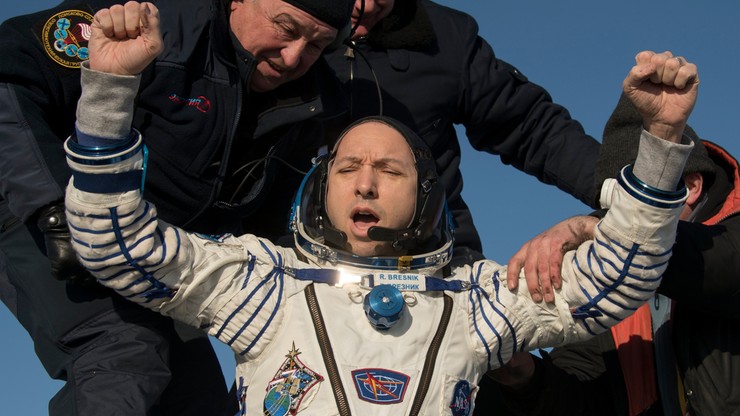 Przebywali w kosmosie od 28 lipca. Trzej członkowie załogi ISS powrócili na Ziemię