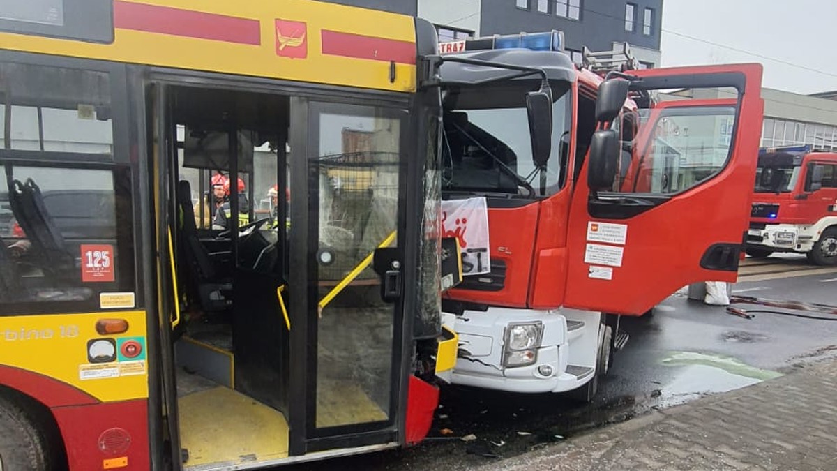 Łódź. Wóz strażacki zderzył się z miejskim autobusem. Trzy osoby poszkodowane