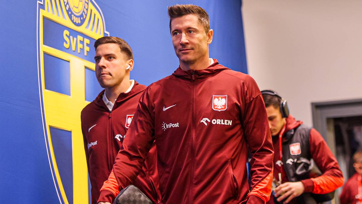 Piłkarze reprezentacji Polski w bordowych strojach wychodzą z tunelu, obok nich widoczne logo Szwedzkiego Związku Piłki Nożnej.