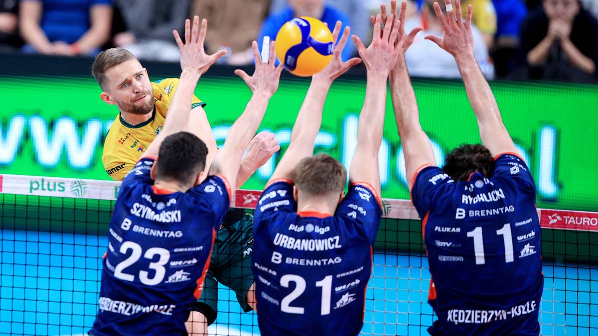 Siatkarze ZAKSY Kędzierzyn-Koźle próbują zablokować atak Gracza Warty Zawiercie podczas meczu play-off PlusLigi.