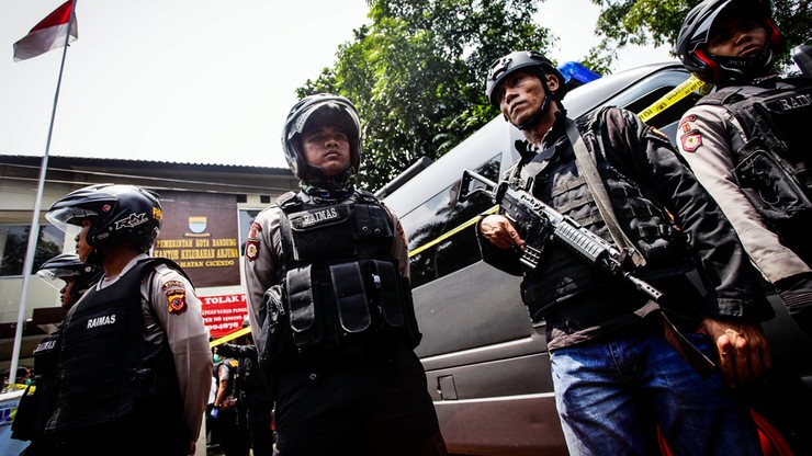 Zamachowiec powiązany z IS zdetonował bombę w Indonezji