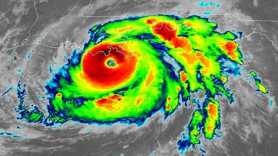 Cyklon tropikalny na zdjęciu satelitarnym w podczerwieni. Fot. NASA.