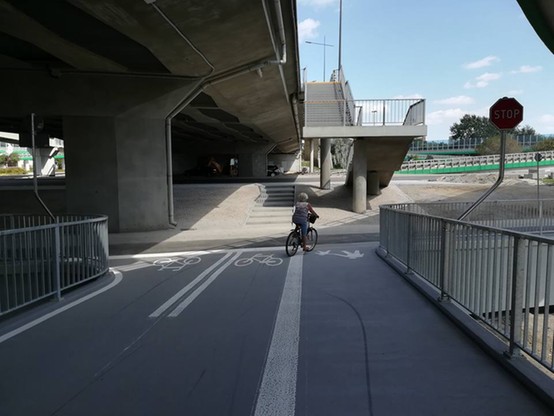 Nowe kładki dla rowerzystów pod mostem Łazienkowskim w Warszawie