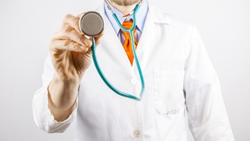 "Lekarze do wynajęcia". Nowe zjawisko we włoskiej służbie zdrowia
