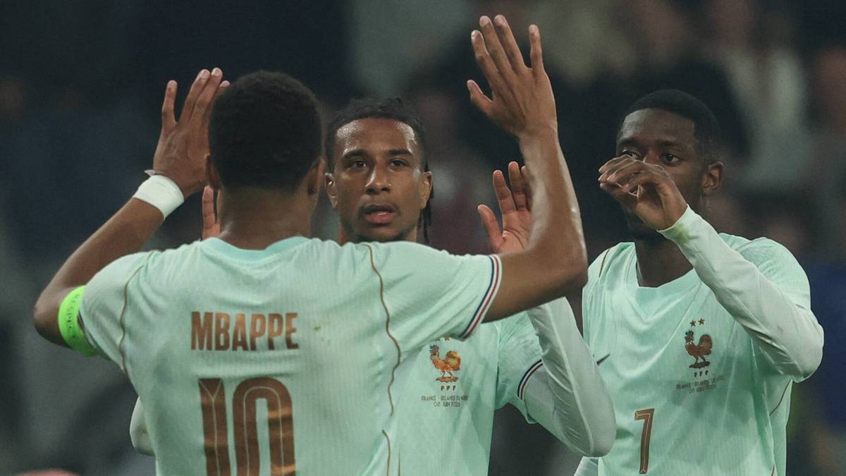 Trzech piłkarzy reprezentacji Francji świętuje, z zawodnikiem z numerem 10 i nazwiskiem "MBAPPE" na koszulce na pierwszym planie.