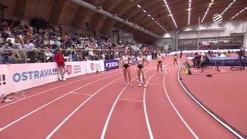 Zawodniczki stoją na bieżni w hali lekkoatletycznej, w tle widzowie na trybunach i baner z napisem OSTRAVA.