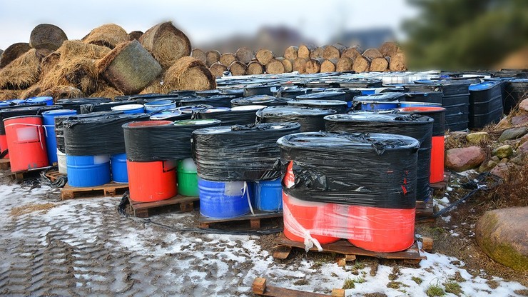 Łódź. Kilkadziesiąt ton niebezpiecznych odpadów porzuconych w kilku województwach. Są zatrzymani