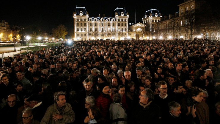 Dzwony katedry Notre Dame pożegnały ofiary zamachów w Paryżu