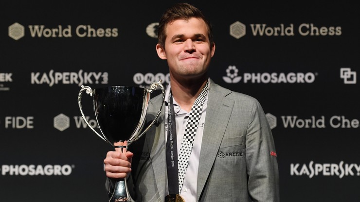 Mistrz świata w szachach Carlsen lubi szybkie partie i... piłkę nożną