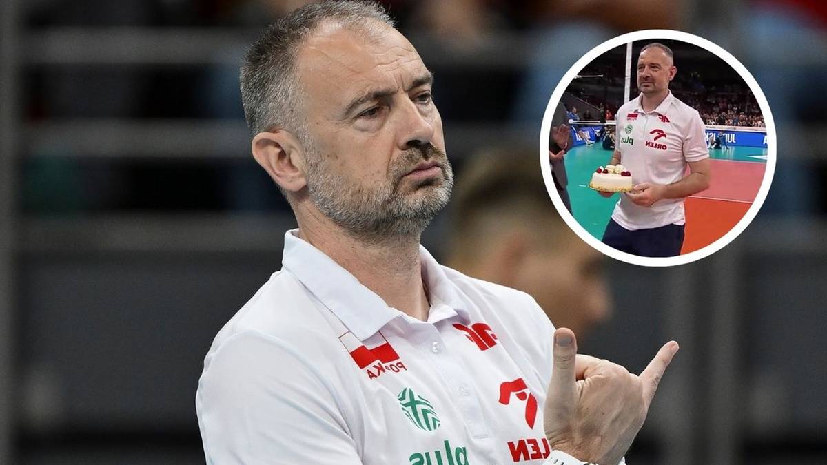 Portret mężczyzny w białej koszulce polo, z okrągłym panelem w rogu przedstawiającym tego samego mężczyznę trzymającego tort.