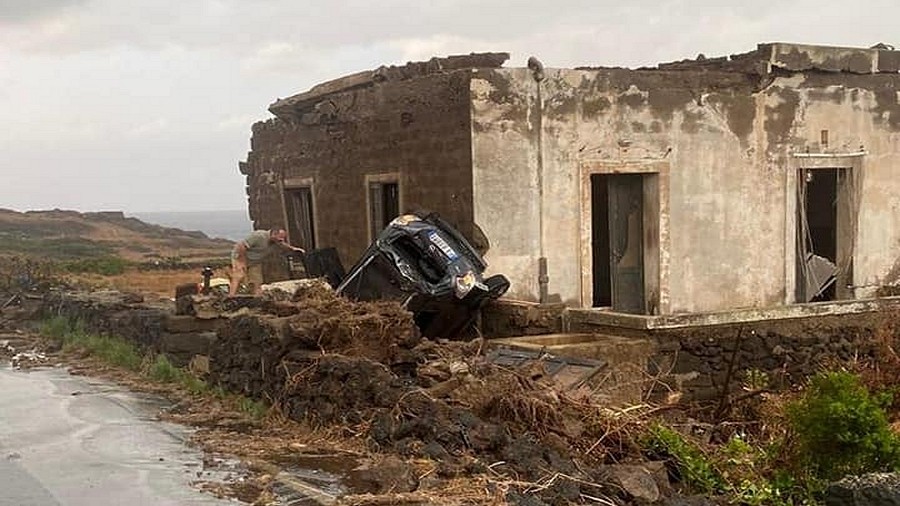 Zrujnowany budynek i samochód po uderzeniu trąby wodnej na włoskiej wyspie Pantelleria. Fot. Facebook / Dipartimento Regionale della Protezione Civile.