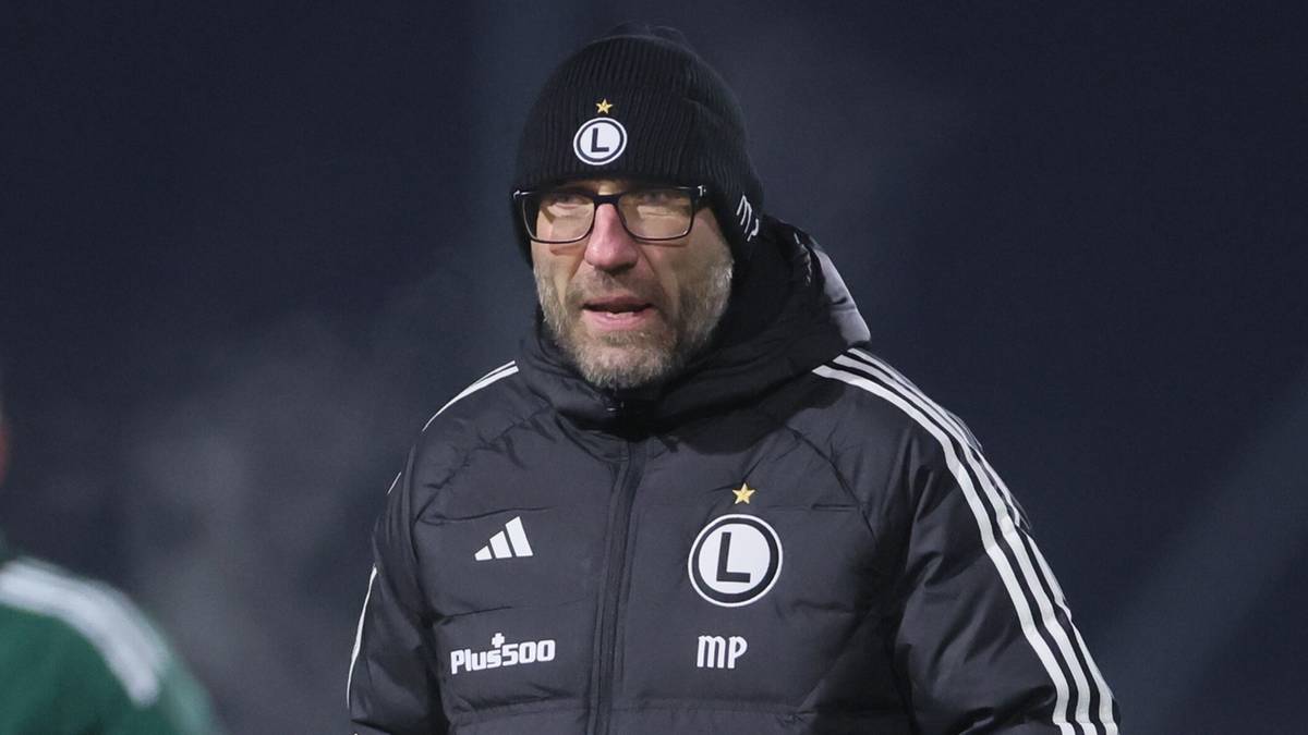 Trener Legii Warszawa Marek Papszun podczas treningu.