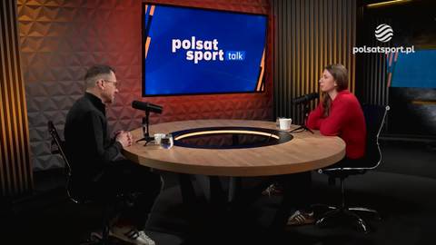 Mężczyzna i kobieta siedzą naprzeciwko siebie przy okrągłym stole w studiu telewizyjnym, dyskutując.