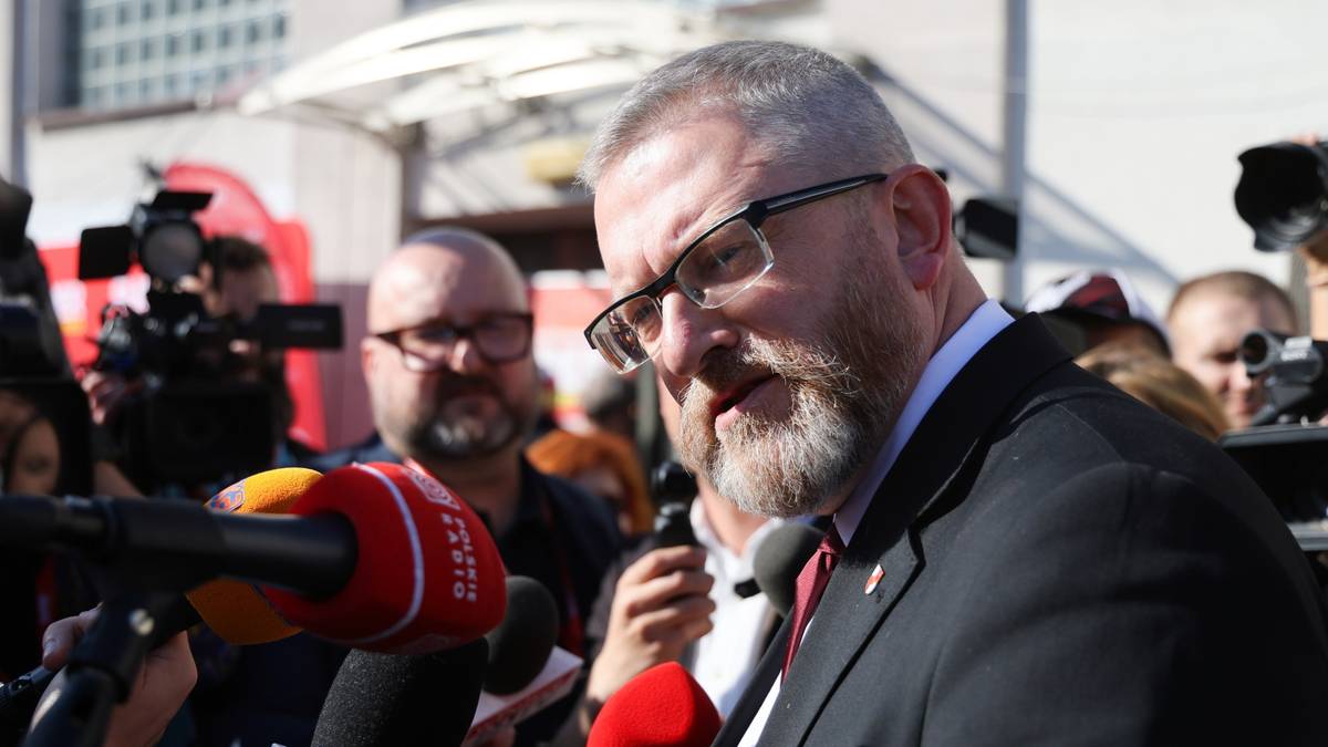 Zerwali flagę ukraińską z urzędu. Braun: Biorę to na siebie