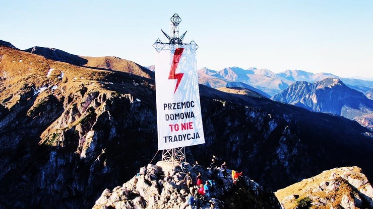 "Giewont zdobyty!". Wielki baner Strajku Kobiet na krzyżu w Tatrach