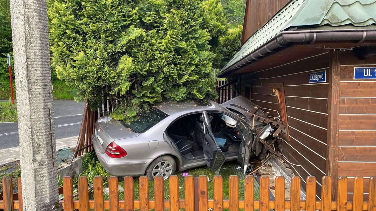 Auto wjechało w dom. Kierowca i pasażerowie byli pijani