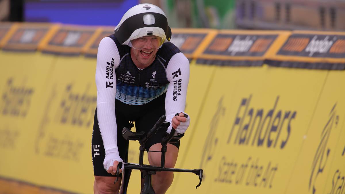 Kolarz Taavi Kannimae podczas jazdy na rowerze czasowym.