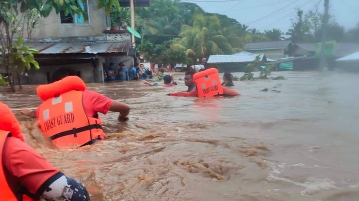 Filipiny. Nagłe i gwałtowne powodzie. Co najmniej 31 osób nie żyje, trwają akcje ratunkowe