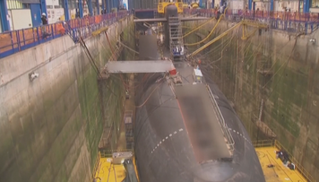 Okręt podwodny w doku technicznym, widoczny od góry.