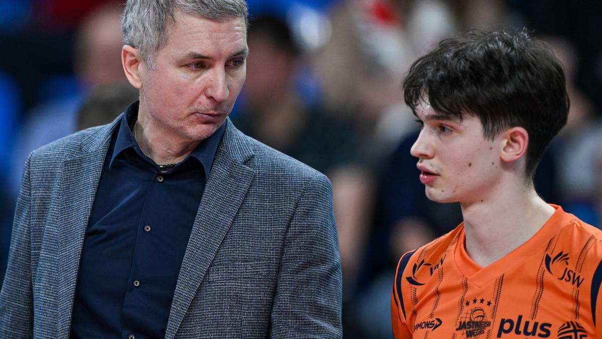 Dw&oacute;ch mężczyzn w strojach sportowych, jeden starszy w garniturze, drugi młodszy w pomarańczowej koszulce.