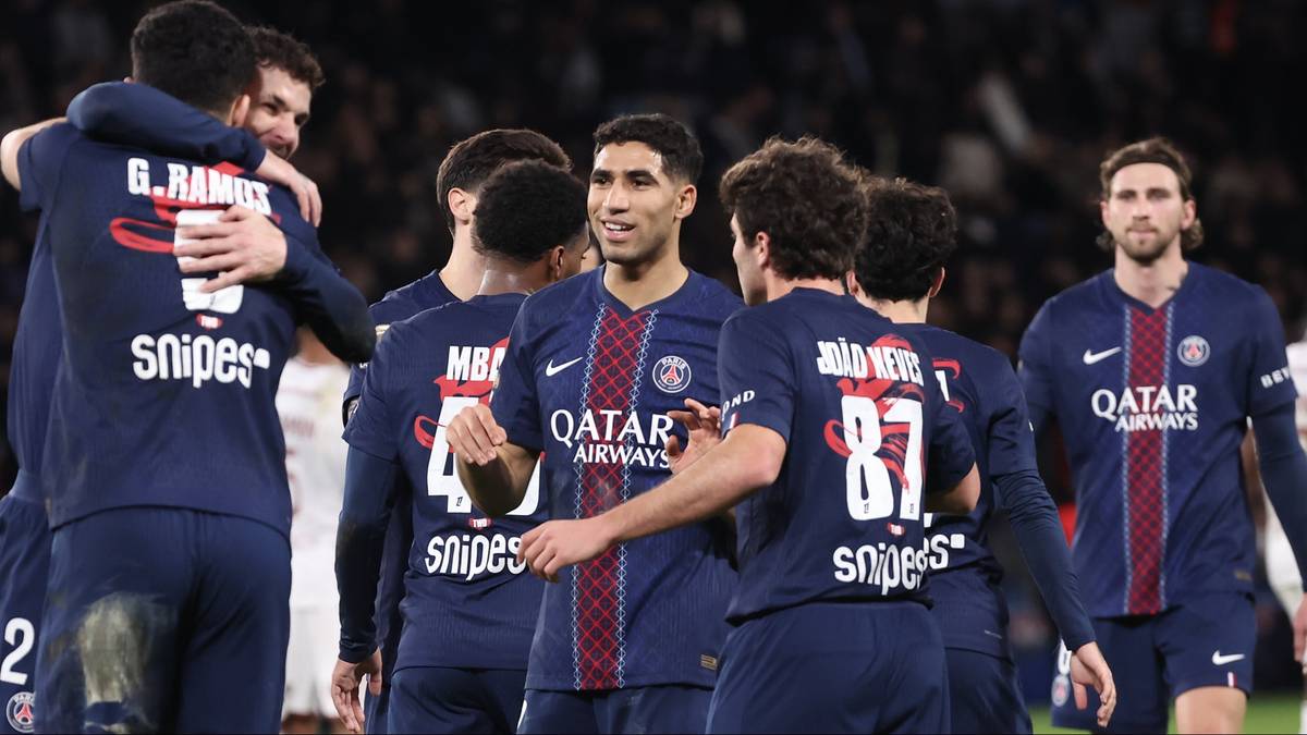 Drużyna piłkarska PSG świętuje razem na boisku.