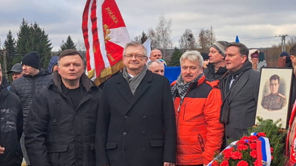 Ambasador Rosji składał kwiaty w Pieniężnie. Ostry sprzeciw protestujących