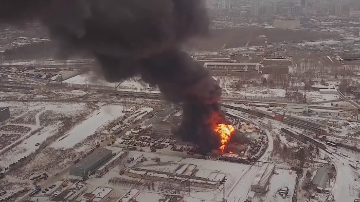 Gigantyczny pożar w fabryce farb na Uralu [WIDEO]