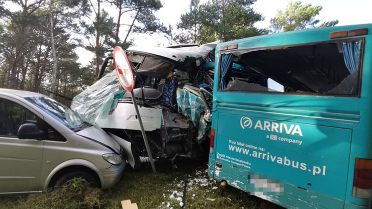 Zderzenie dwóch autobusów i busa w Dźwirzynie. 14 osób poszkodowanych, w tym 2 dzieci