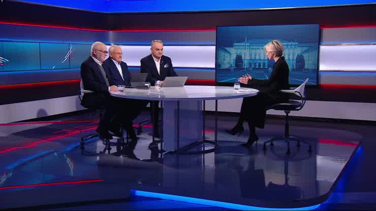 Trzech mężczyzn i kobieta w studiu telewizyjnym podczas dyskusji przy stole. W tle ekran z Pałacem Prezydenckim.