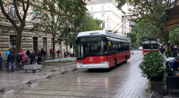 Trolejbusy Solaris-Skoda wycofane z ulic Budapesztu. Przez otwierające się drzwi