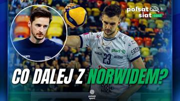 Dw&oacute;ch siatkarzy, jeden z nich trzyma piłkę do siatk&oacute;wki, z napisem "Co dalej z Norwidem?" na tle widowni.
