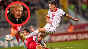 Piłkarz w białej koszulce z numerem 9 próbuje odebrać piłkę zawodnikowi w czerwonej koszulce. Obok nich, w czerwonym okręgu, widnieje twarz starszego mężczyzny.