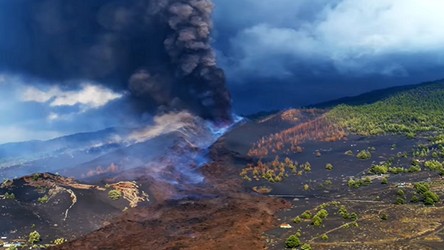 29.09.2021 05:55 Lawa z wulkanu na Kanarach dotarła do wód Atlantyku. Zobacz to spektakularne zjawisko okiem drona