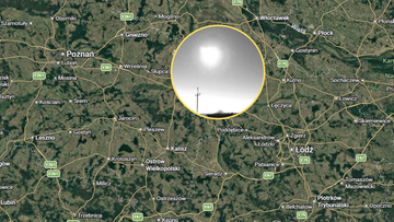 Mapa Polski z zaznaczonym obszarem obserwacji jasnego bolidu na niebie.