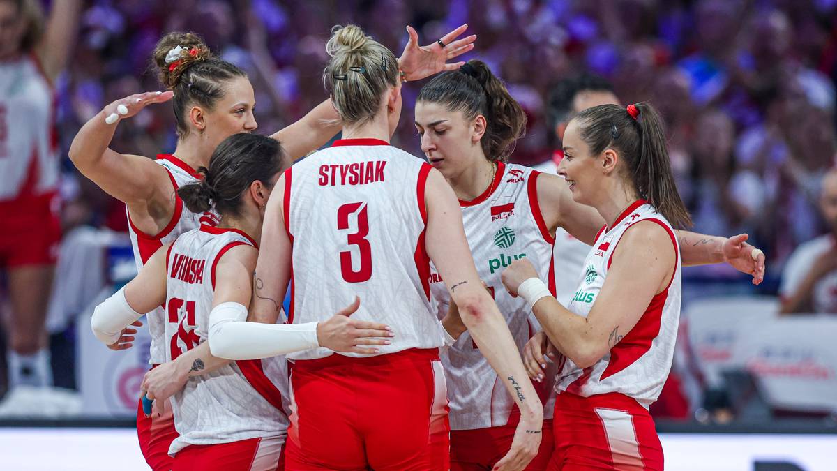 Siatkarka Magdalena Stysiak z numerem 3 na plecach w otoczeniu koleżanek z drużyny podczas meczu siatk&oacute;wki.