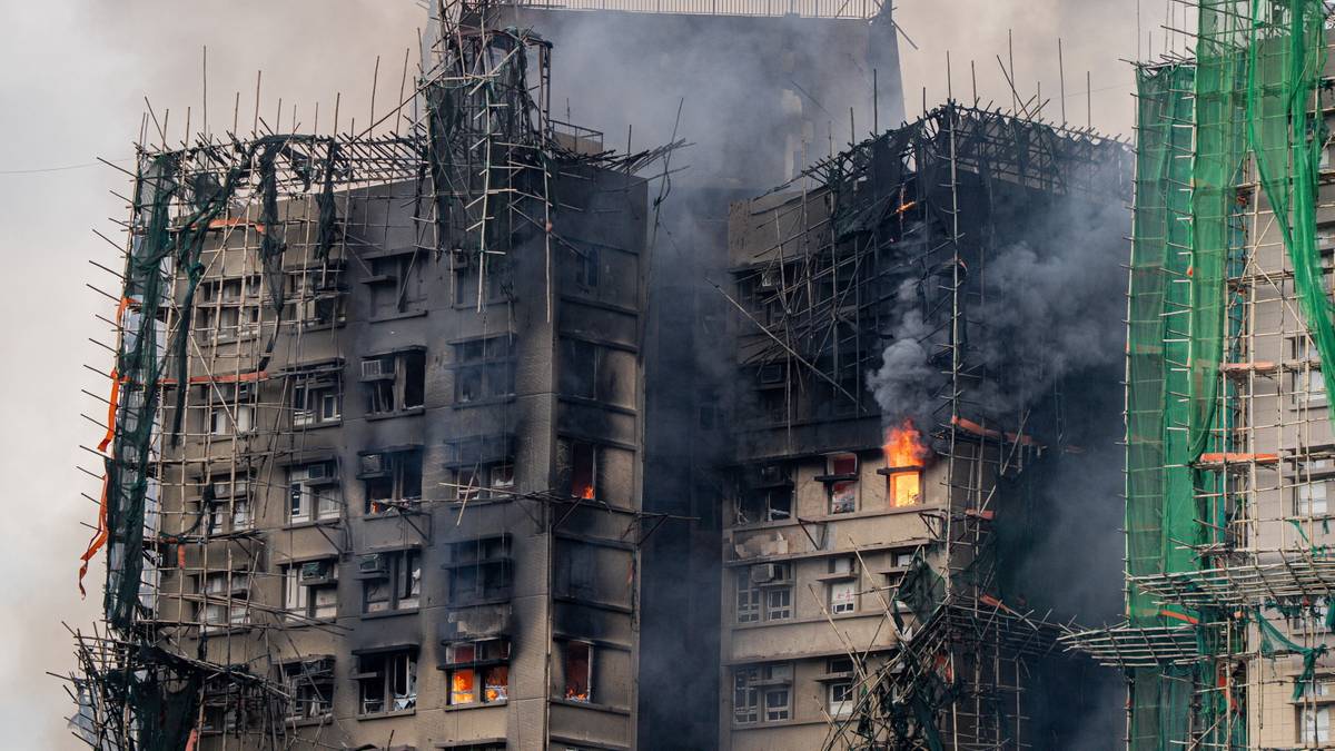 Hongkong rozlicza się z największego pożaru od dekad. 13 osób aresztowanych