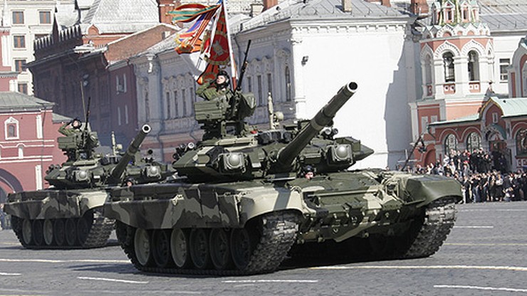 Ukraina. Rosyjski czołg T-90 zniszczony. Pomógł szwedzki granatnik Karl Gustaw