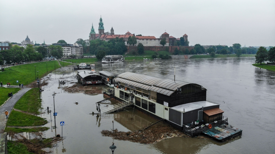 01.06.2019 06:00 Wielka woda przyniosła pod Wawel tony śmieci, które przeraziły turystów. Zobacz zdjęcia z bulwarów!