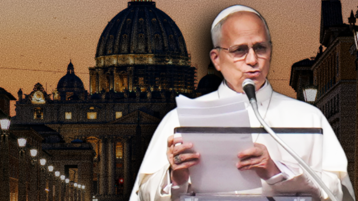 Papież Leon XIV przemawia do zgromadzonych, na tle Bazyliki Świętego Piotra w Watykanie.