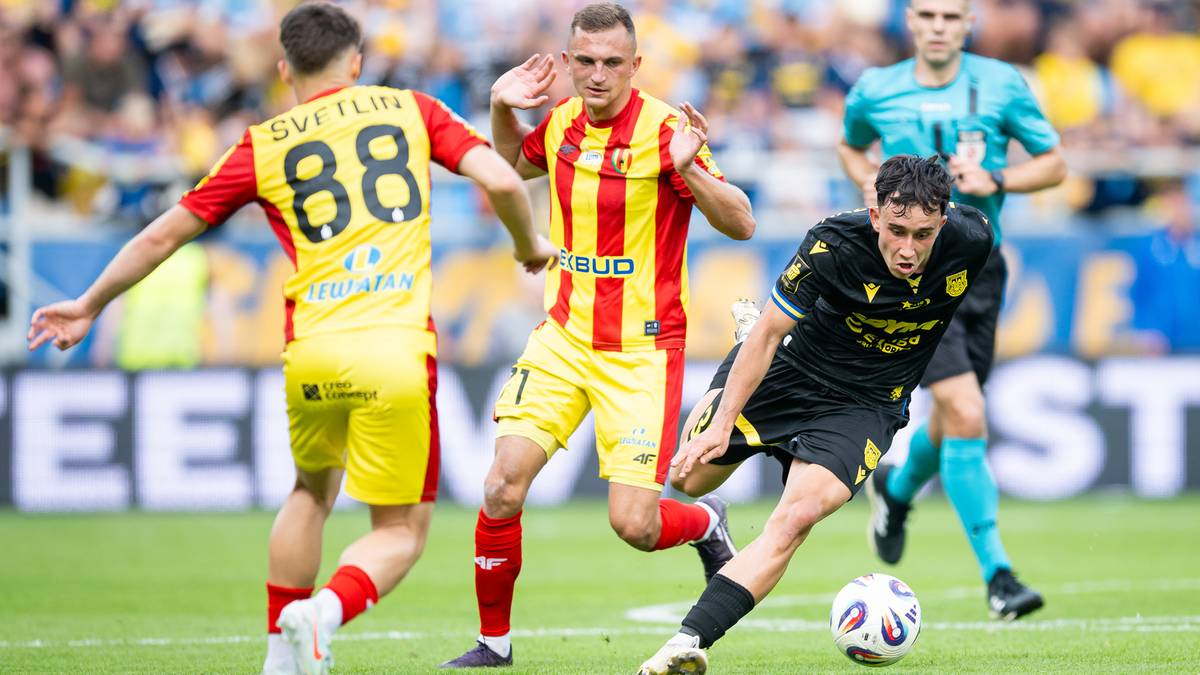 Czterech piłkarzy na boisku piłkarskim podczas meczu.