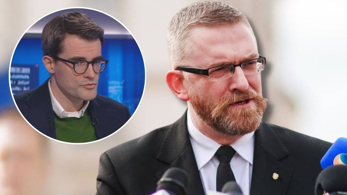 Portret dw&oacute;ch mężczyzn, jeden z nich m&oacute;wi do mikrofonu, drugi widoczny w okrągłym kadrze.