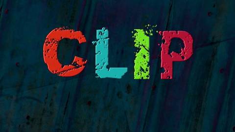Napis CLIP wykonany z kolorowych, postarzanych liter na ciemnym, teksturowanym tle.