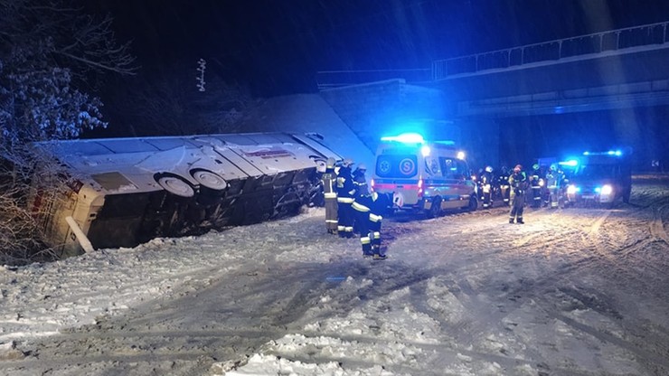 Śnieżyce w Polsce. Wypadki, brak prądu i utrudnienia na drogach po ataku zimy