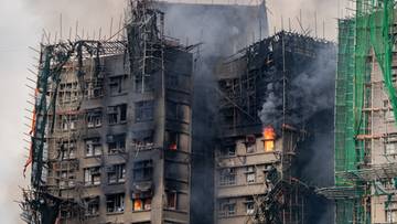 Hongkong rozlicza się z największego pożaru od dekad. 13 osób aresztowanych
