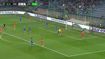 Fragment meczu piłki nożnej, gdzie zawodnicy Lecha Poznań (niebieskie stroje) świętują zwycięską bramkę przeciwko Szachtarowi Donieck (pomarańczowe stroje). Widoczny jest wynik 1:2 na korzyść Lecha Poznań, a także oznaczenie "Gol samob&oacute;jczy Joao Moutinho".