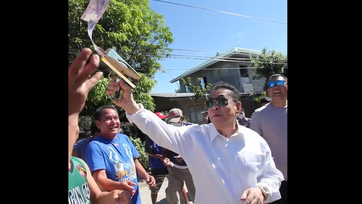 Filipiny. Burmistrz strzelał banknotami do wyborców. Fala krytyki