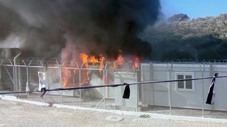 Uchodźcy podpalili kontenery służb azylowych na Lesbos
