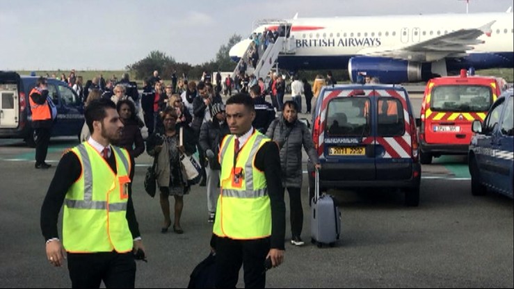 Ewakuacja pasażerów samolotu na lotnisku w Paryżu. Ze względów bezpieczeństwa